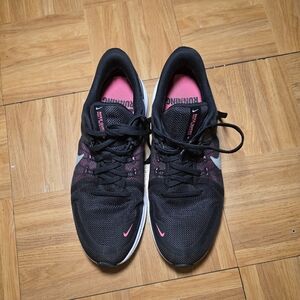 Nike Women's Black and Pink Athletic Shoes